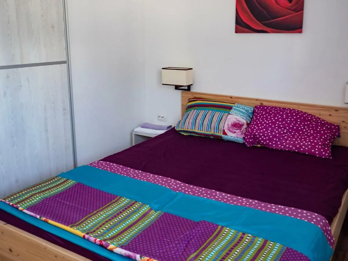 Luciana Apartment Povljana 0*,